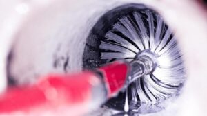 Equipamento aplicando a aplicação de brush coating em tubulação, realizando revestimento protetivo contra corrosão e vazamentos